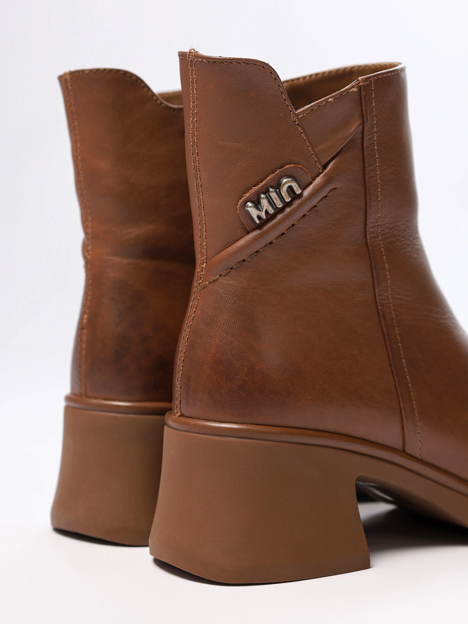 Ботинки рыжего цвета на высоком широком каблуке